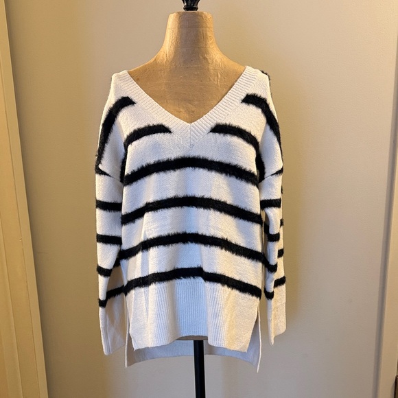Hem & Thread Sweaters - Hem & Thread Black and White V-Neck Sweater